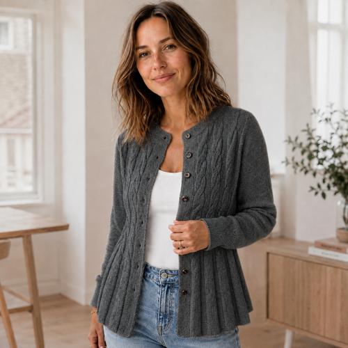 Mila kofta med skört – ribbstickad med knappar