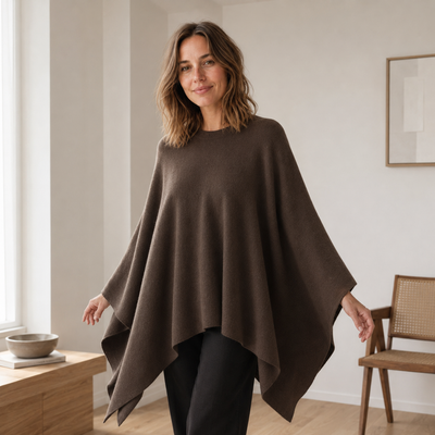 Solveig stickad cape – oversized och mjukt fallande