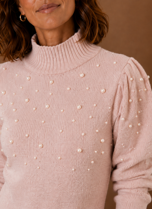 Stickad klänning med pärlor – hög ringning