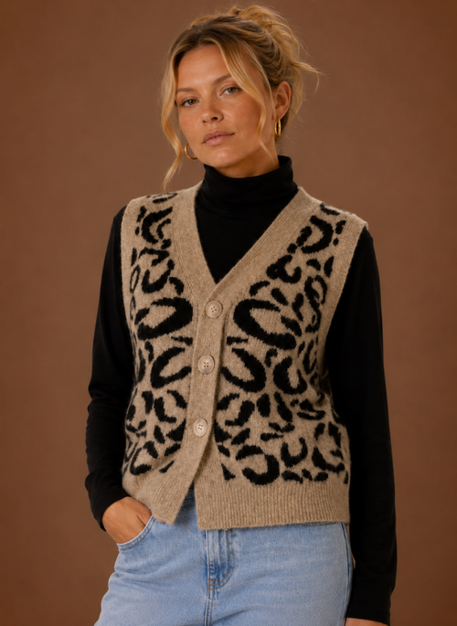 Stickad väst med leopardmönster