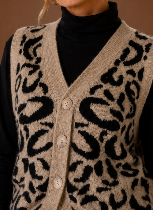 Stickad väst med leopardmönster