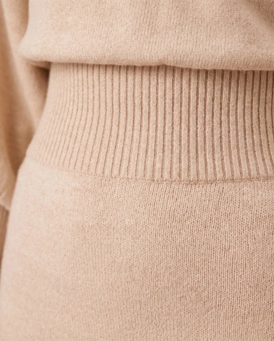 Elodie stickad midiklänning – polokrage – beige
