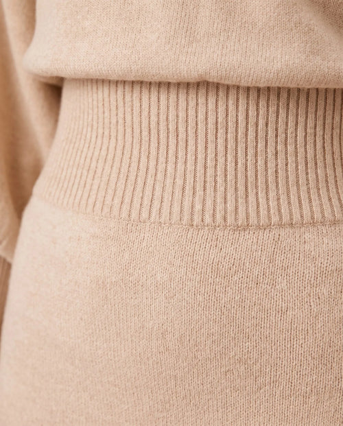 Elodie stickad midiklänning – polokrage – beige