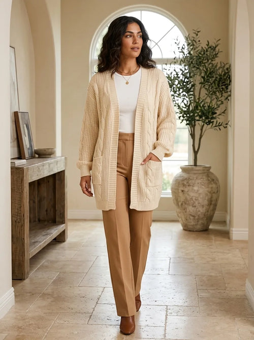 Juniper grovstickad kofta – kabelmönster – beige