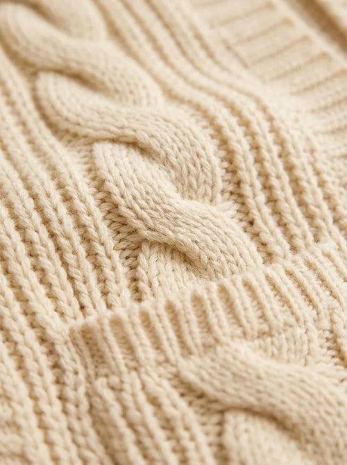 Juniper grovstickad kofta – kabelmönster – beige