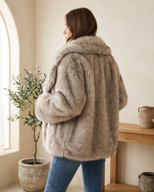 Fleur kappa i plyschfuskpäls – taupe