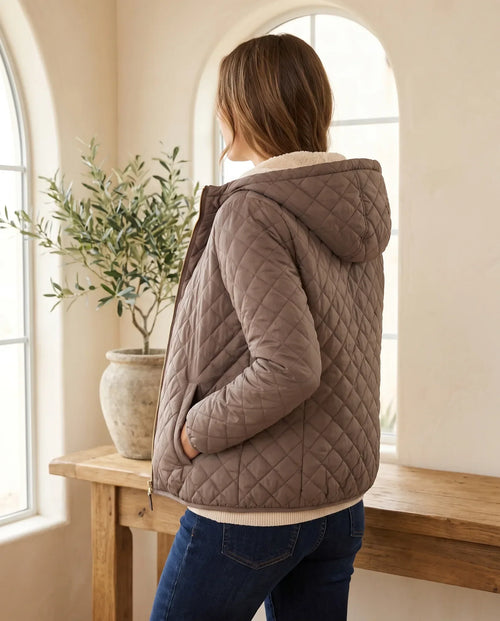 Freya kviltad jacka med huva – taupe