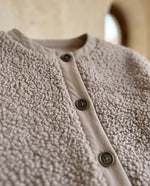 Willa kort teddyjacka – ljus taupe