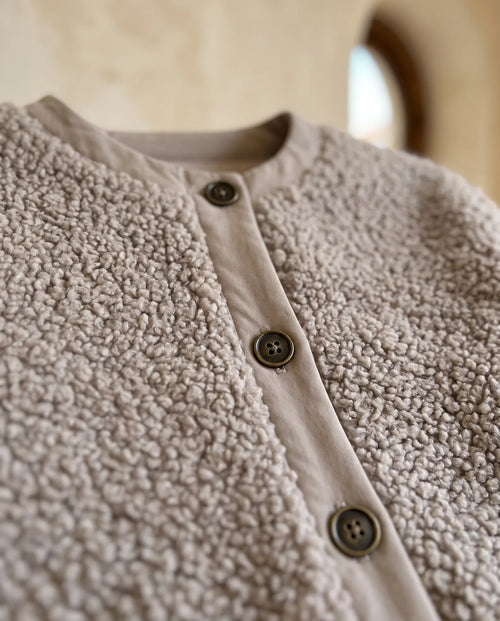 Willa kort teddyjacka – ljus taupe