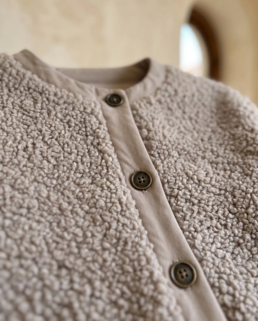 Willa kort teddyjacka – ljus taupe