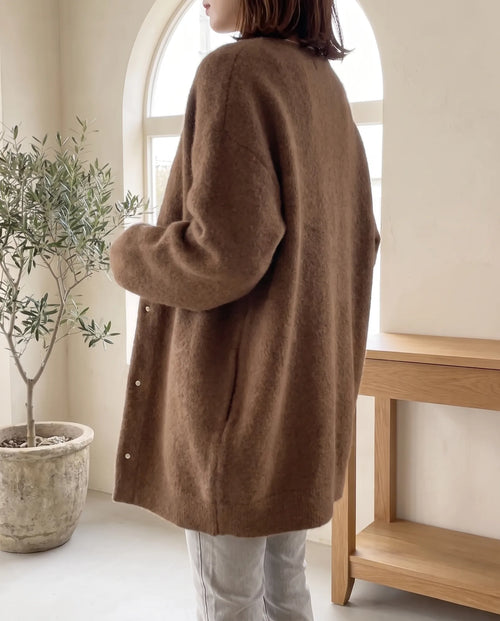 Wren stickad kofta – oversized med tryckknappar – mörkbrun