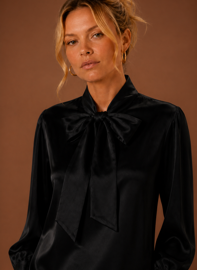 Blus i satinlook med rosett