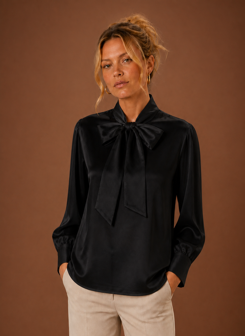 Blus i satinlook med rosett