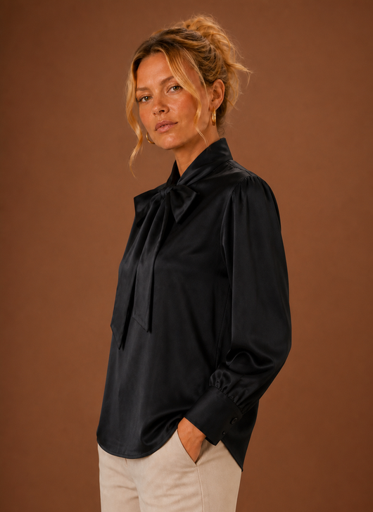 Blus i satinlook med rosett