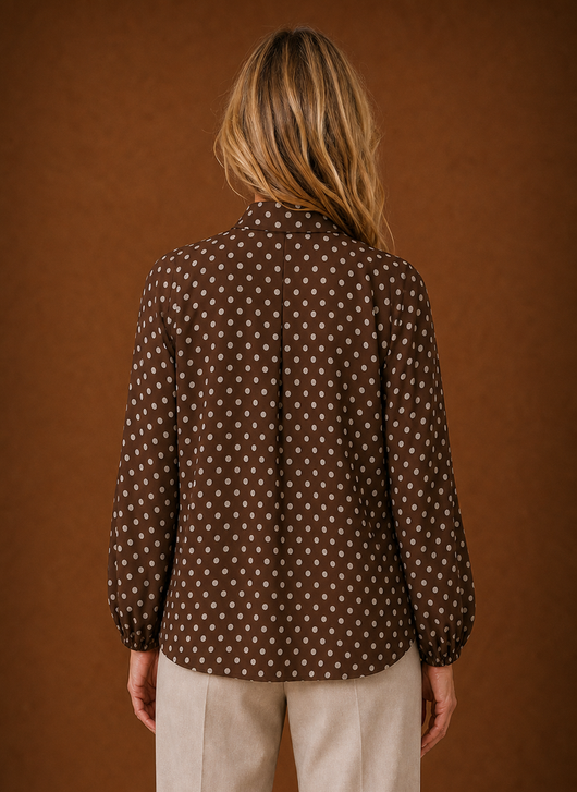 Blus med prickmönster – hög ringning