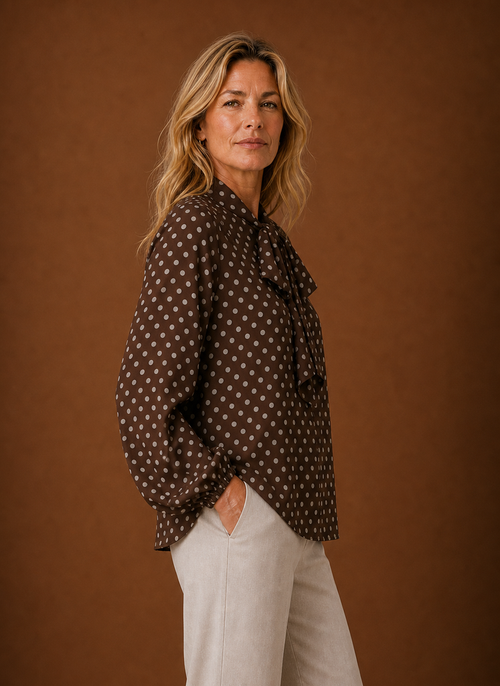 Blus med prickmönster – hög ringning