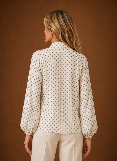 Blus med prickmönster – hög ringning