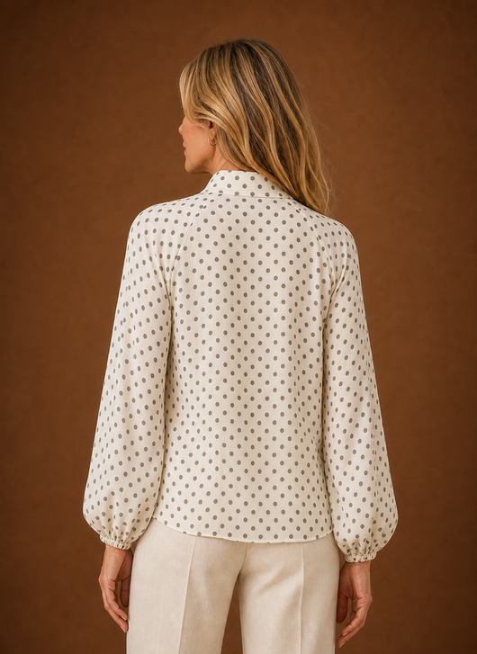 Blus med prickmönster – hög ringning