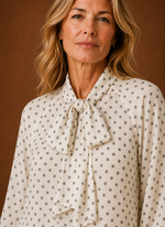 Blus med prickmönster – hög ringning