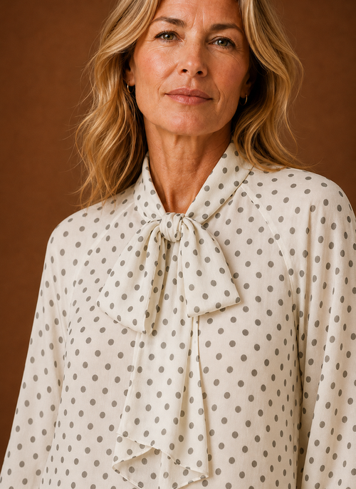 Blus med prickmönster – hög ringning