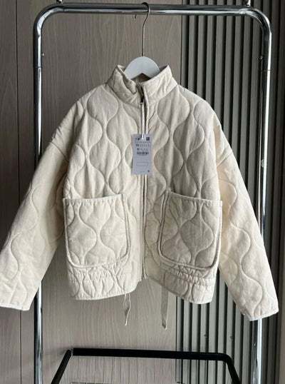 Lena kort quiltad jacka med ståkrage