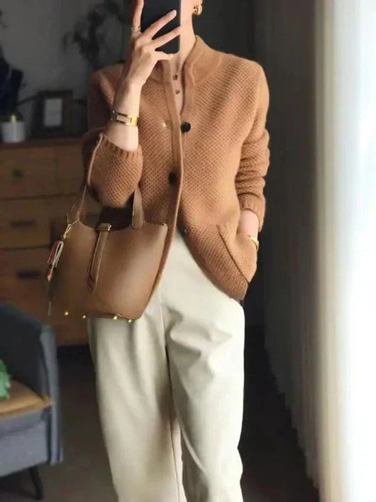 Johanna stickad kofta i stickat – beige
