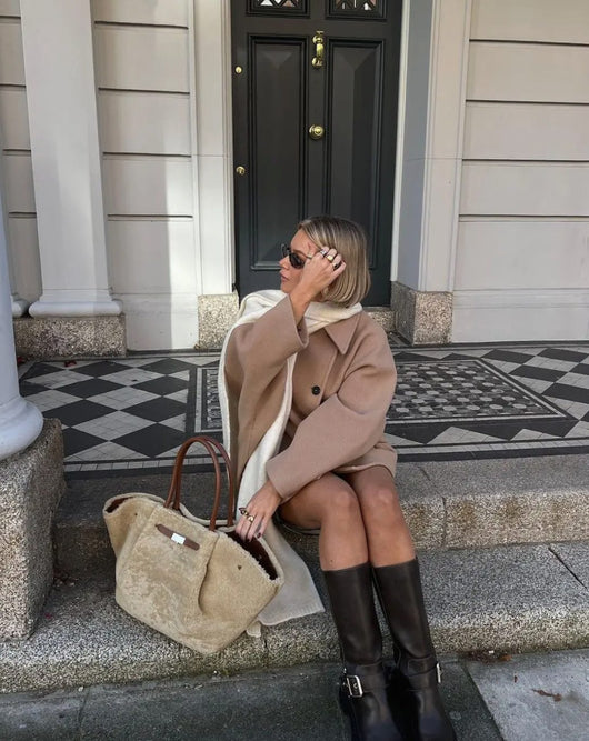 Marie oversized ullkappa – knäppning i höstfärger