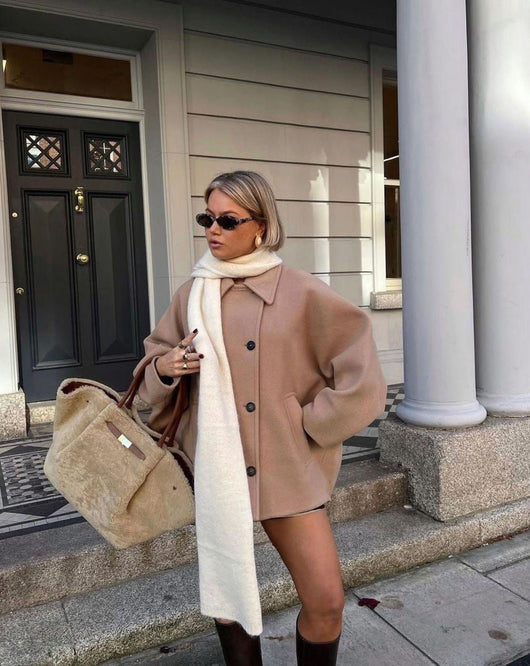 Marie oversized ullkappa – knäppning i höstfärger