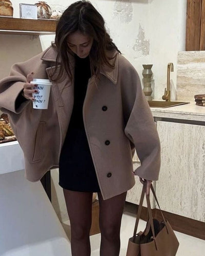 Marie oversized ullkappa – knäppning i höstfärger