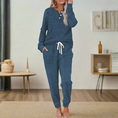 Annika set i stickat