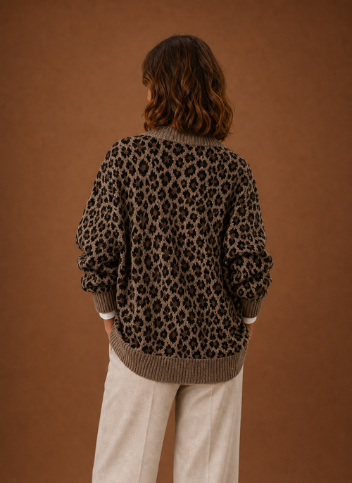 Kofta med leopardmönster – V-ringning