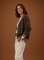 Kofta med leopardmönster – V-ringning