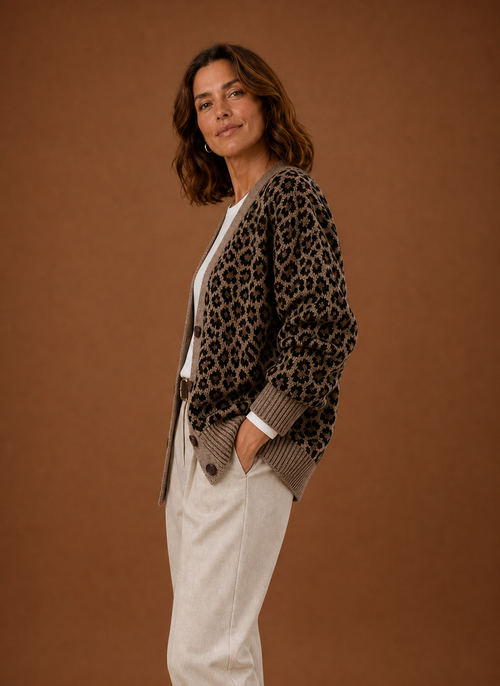 Kofta med leopardmönster – V-ringning