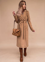 Charlotte elegant lång trenchcoat med knytskärp